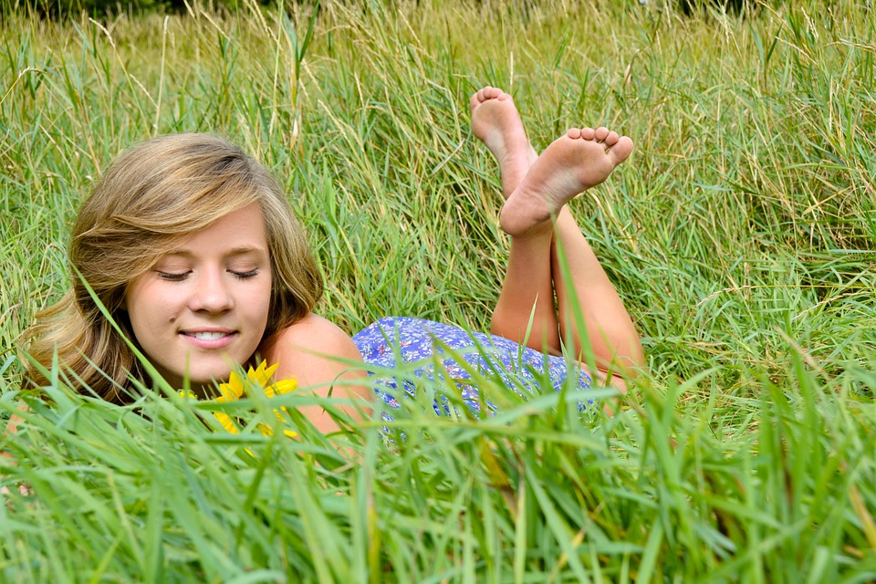 bosá dívka v trávě
