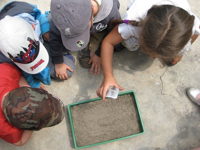 děti hrající si na pískovišti